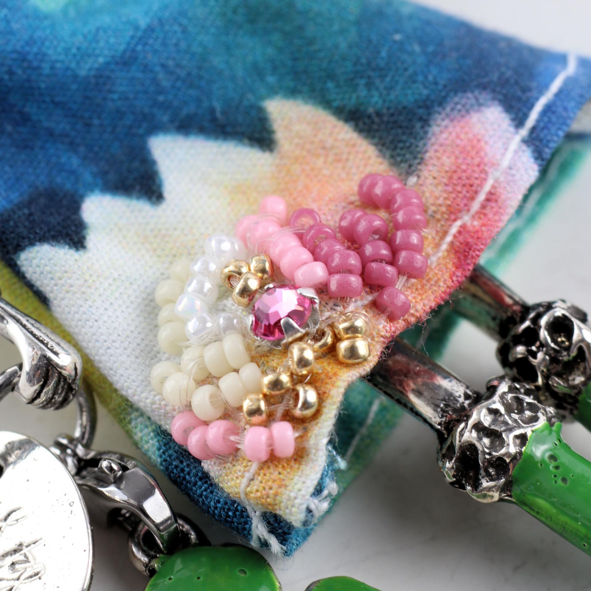 pendentif poupée original en aventurine avec broderies et strass rose-Murmures d'une charmeuse