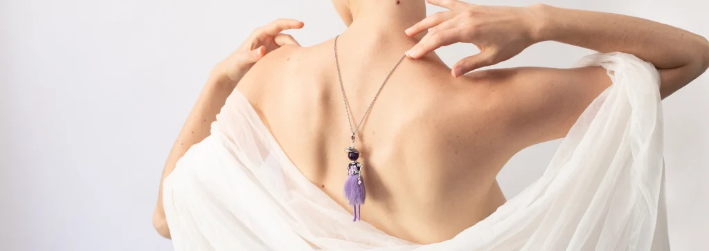 Un collier violet | une histoire à part-Murmures d'une charmeuse Cousu, brodé et paré à la main dans mon atelier : chaque collier violet est une pièce unique, faite pour vous. | Murmures d'une charmeuse