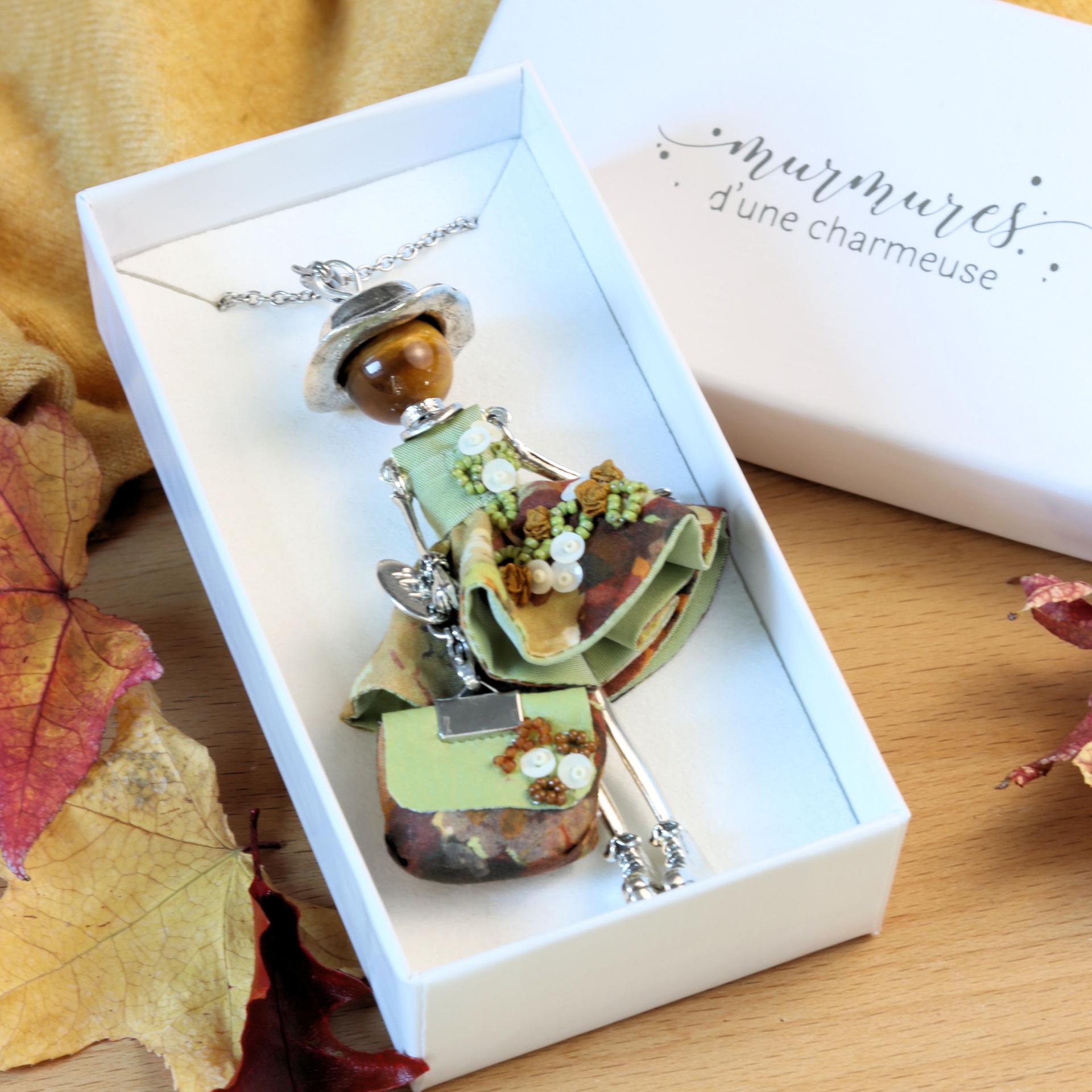 Pendentif poupée œil de tigre dans son coffret blanc Murmures d'une Charmeuse