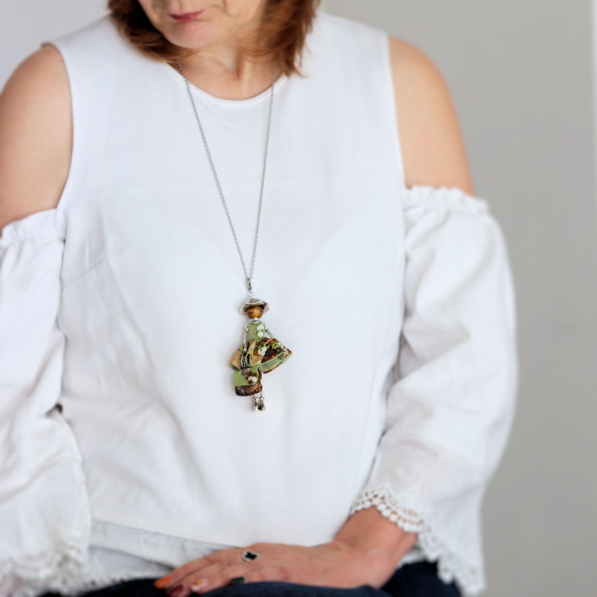 Pendentif poupée talisman portée sur un pull, bijou fait main en France