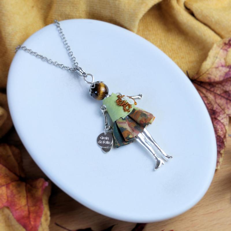 Jupe en tissu aux couleurs d'automne d'un pendentif poupée articulée
