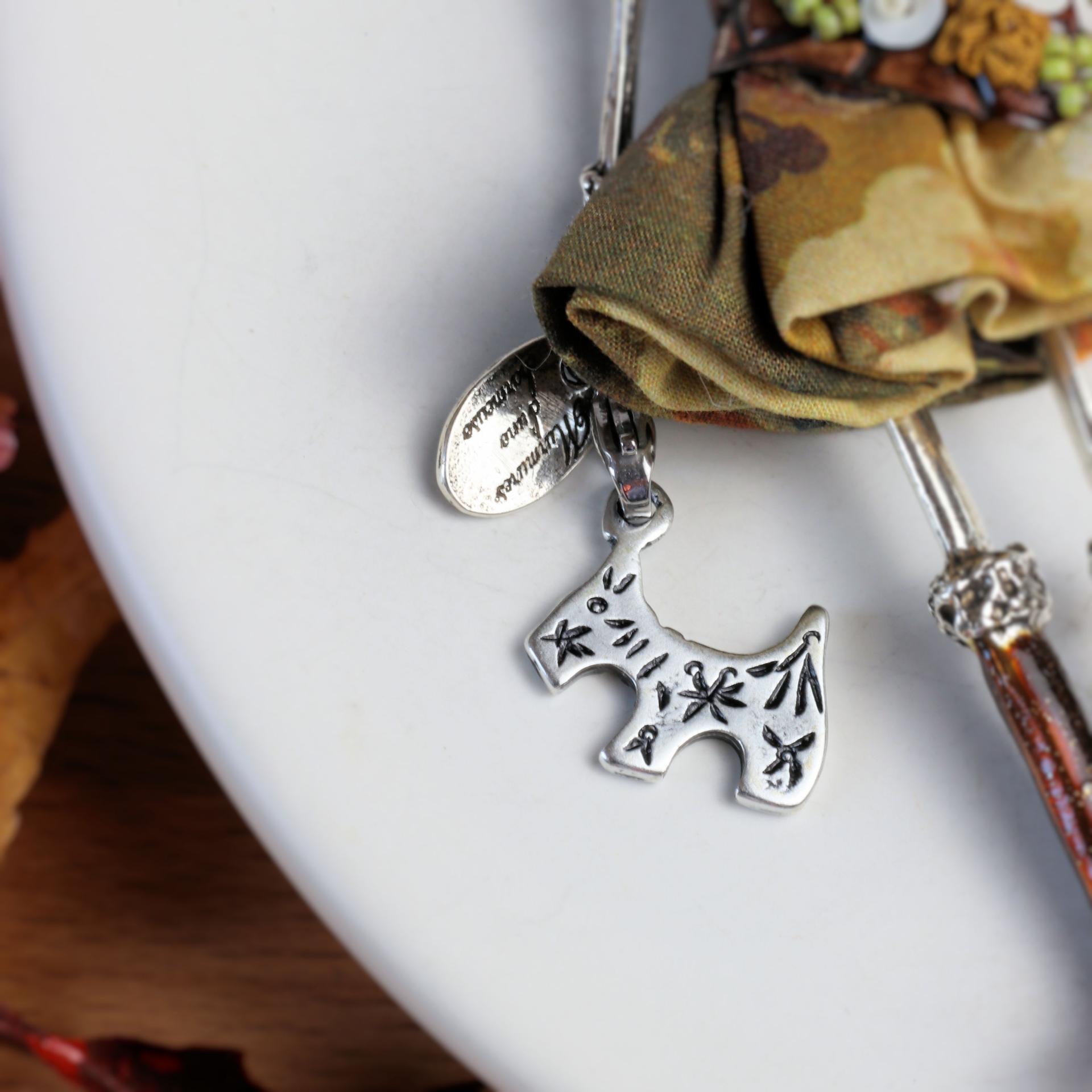 Breloque petit chien et médaille Murmures d'une Charmeuse