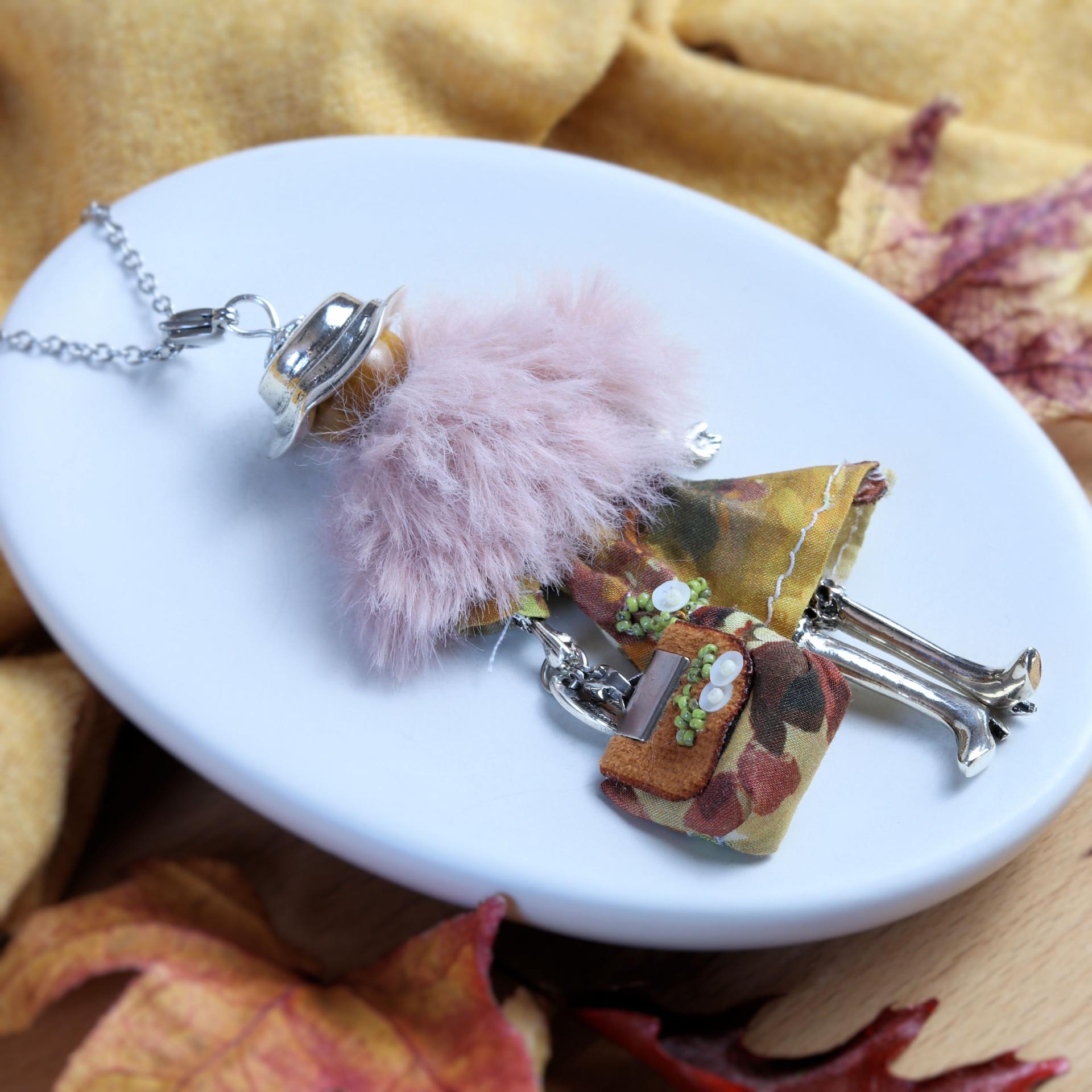 Broderie de perles vertes et de sequins beige sur la robe d'automne et le petit sac cousu main de Fauve