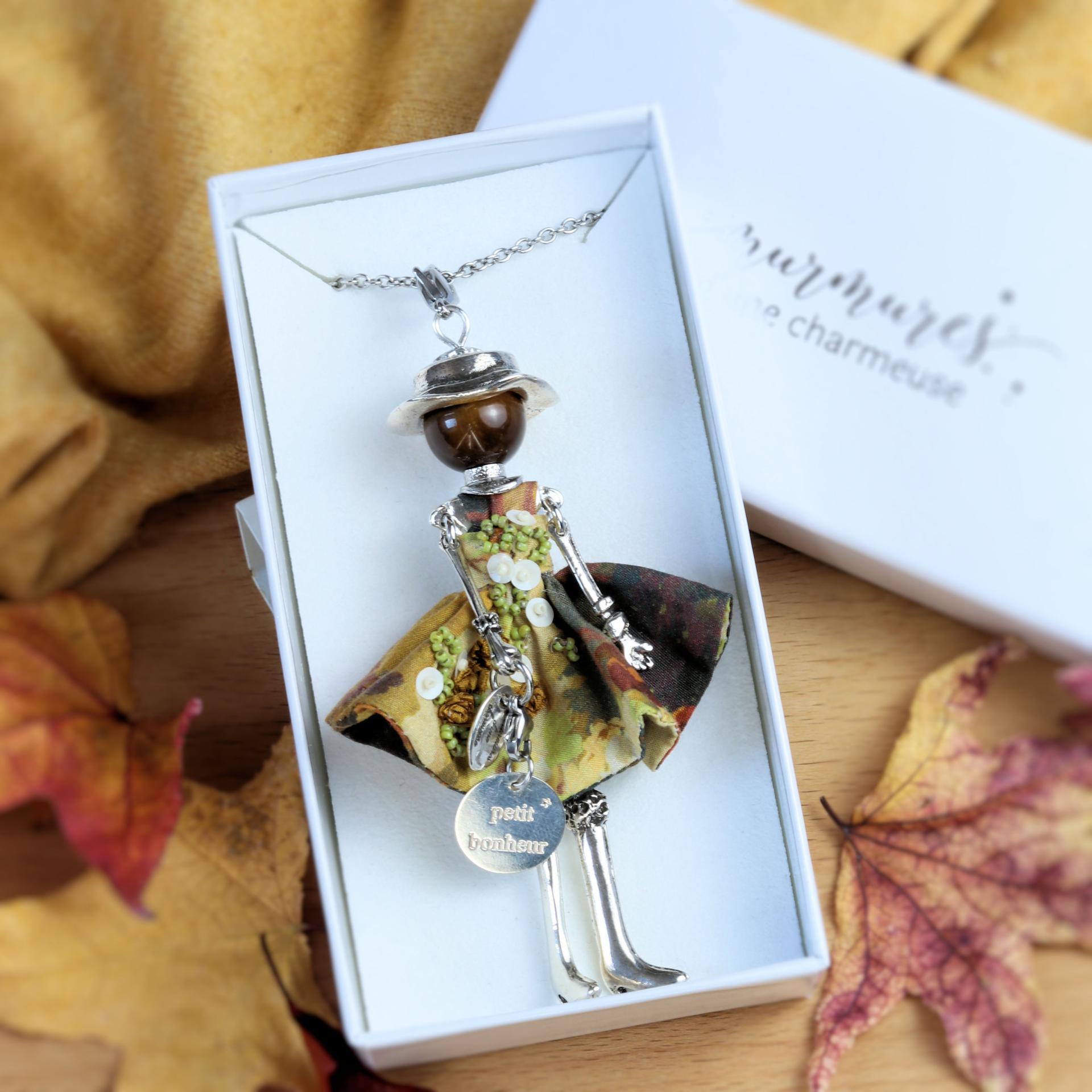 Pendentif poupée Ambre dans son coffret blanc Murmures d'une Charmeuse, prêt à offrir