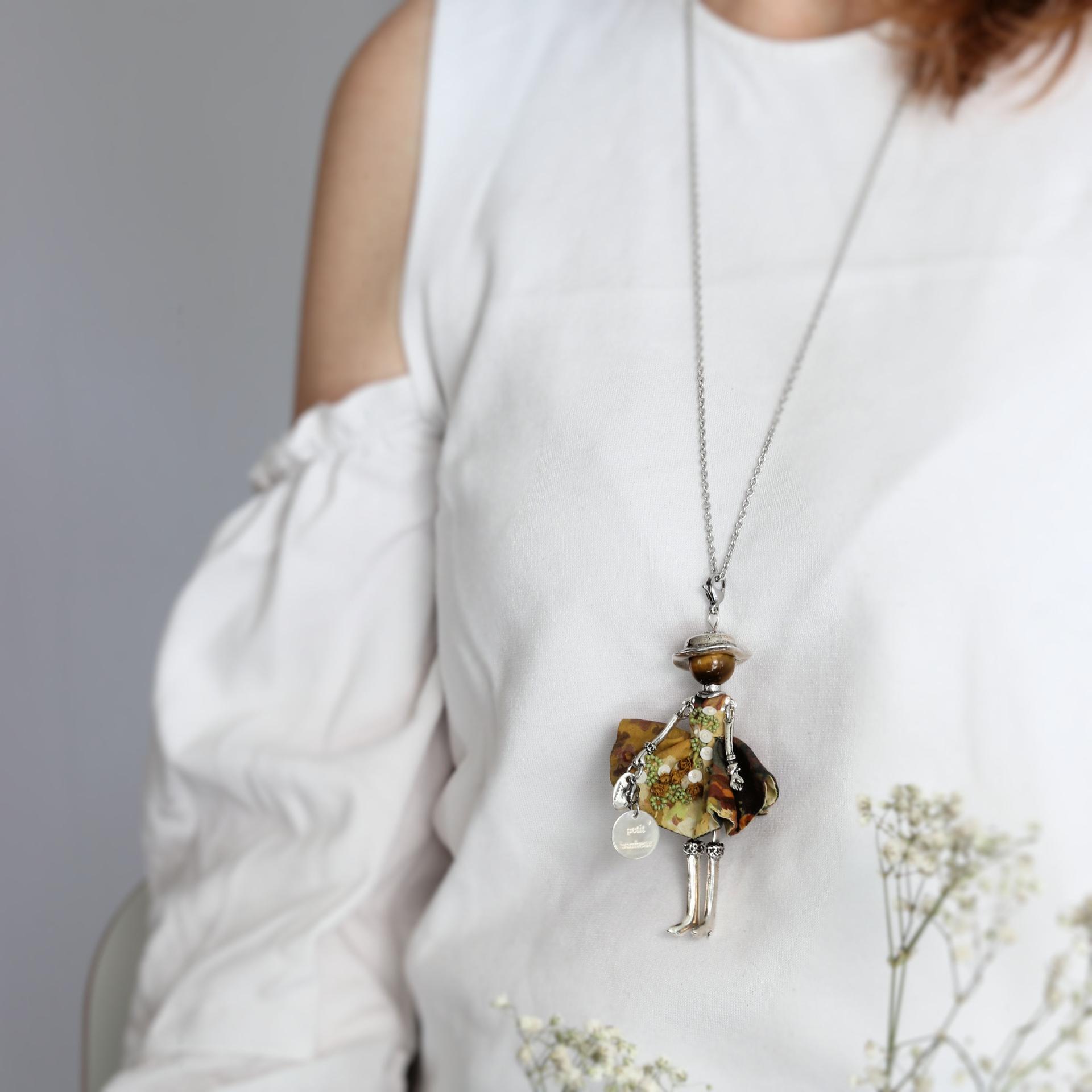 Pendentif poupée bohème porté sur un pull, cousu main en France
