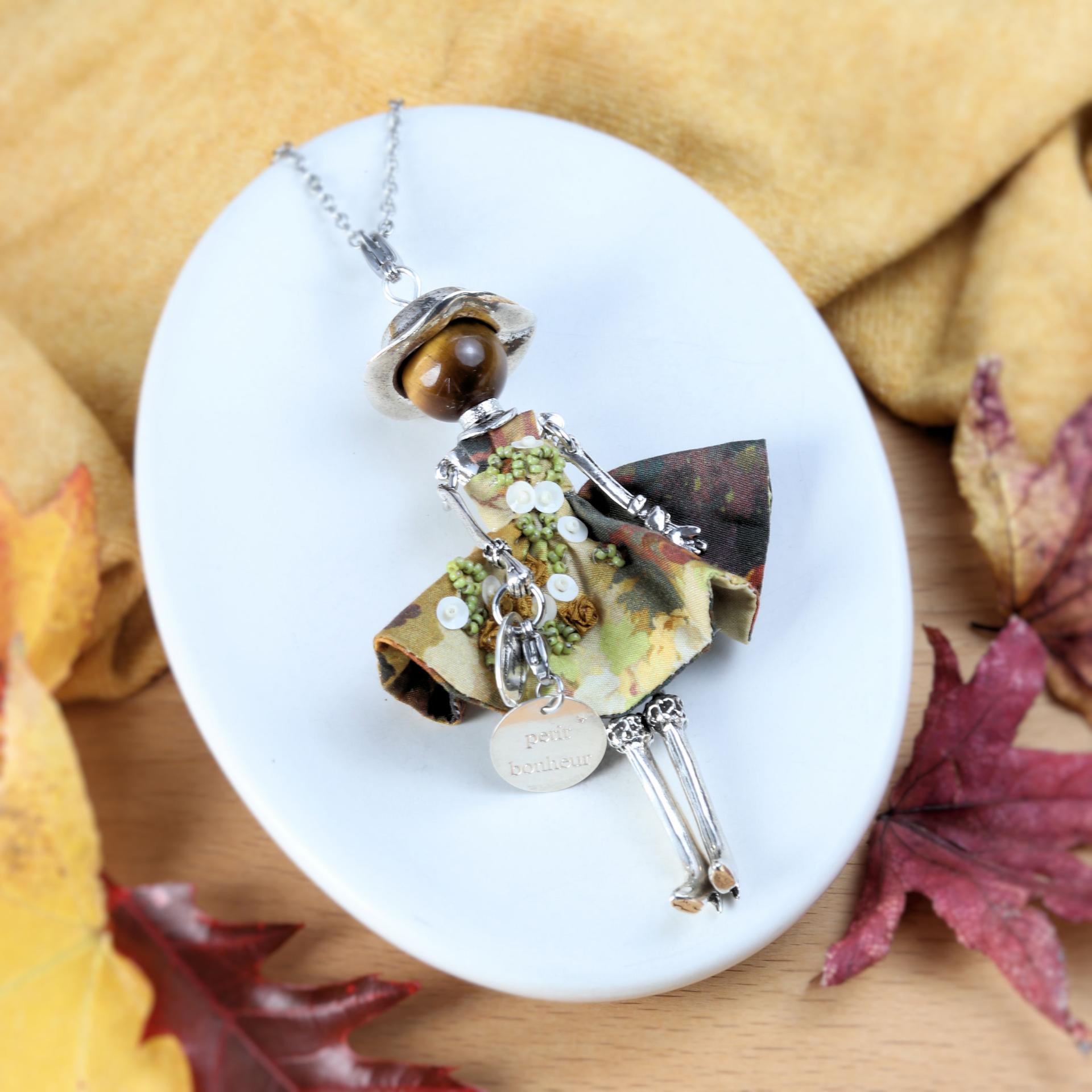 Collier bohème femme : pendentif poupée Ambre au visage en œil de tigre, robe brodée aux feuillages d'automne