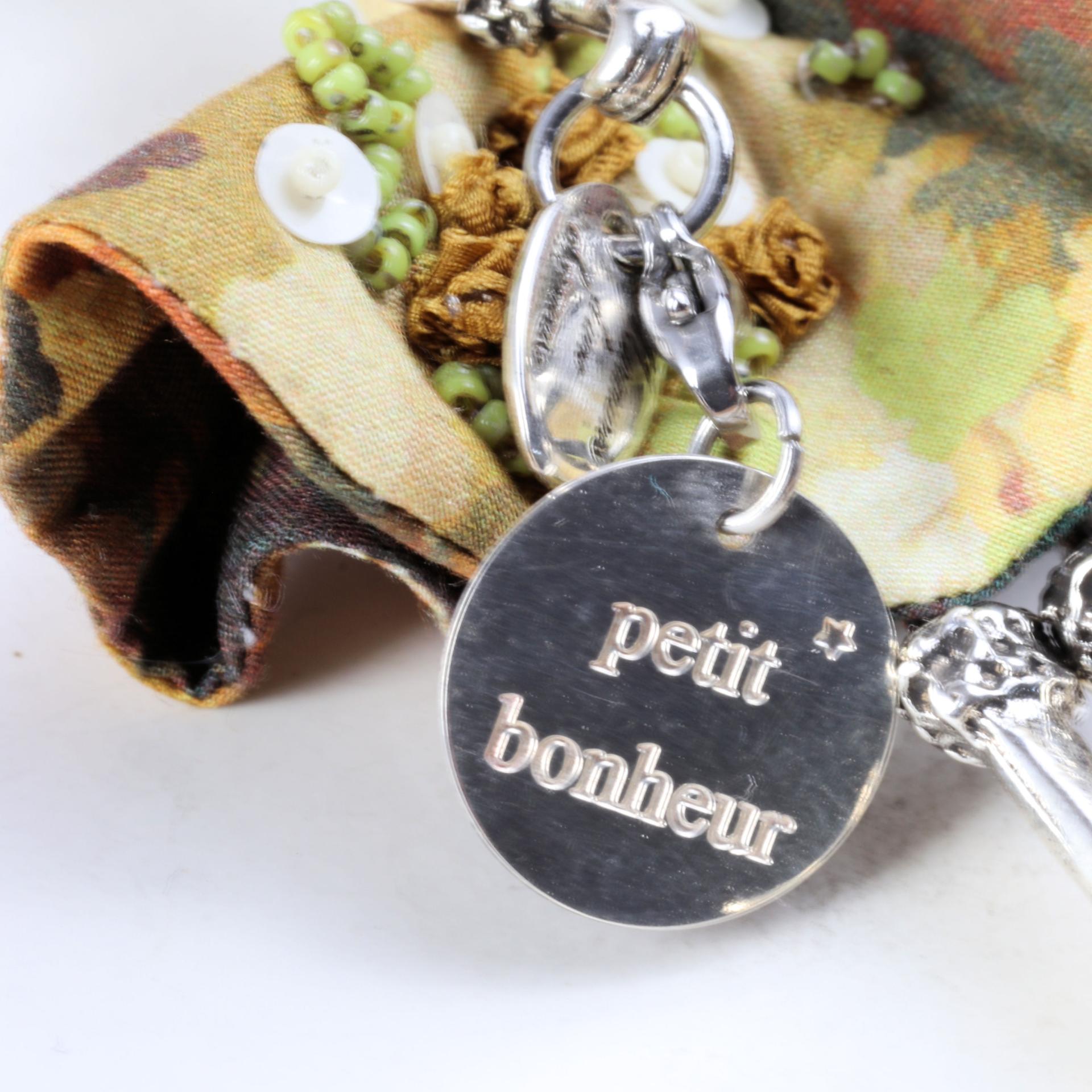 Collier bohème femme vu en entier : pendentif poupée articulée avec sa chaîne en acier inoxydable