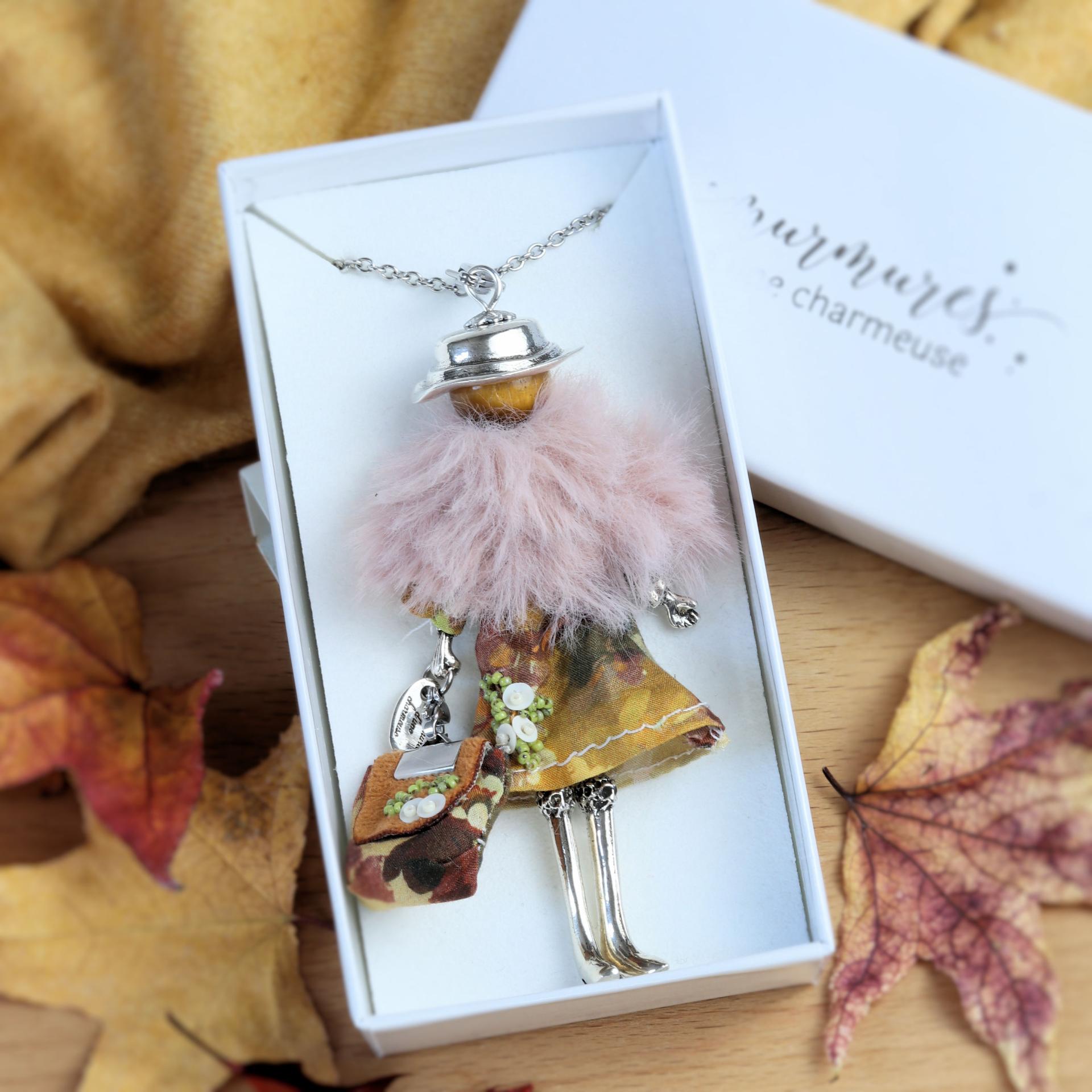Pendentif poupée Fauve dans son coffret blanc Murmures d'une Charmeuse, prêt à offrir