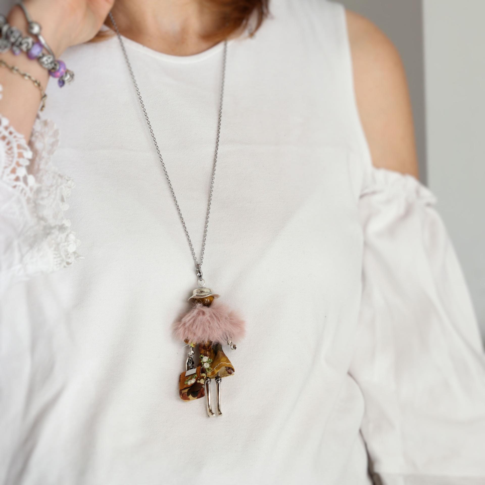 Collier original femme porté sur un pull, pendentif poupée Fauve aux couleurs d'automne