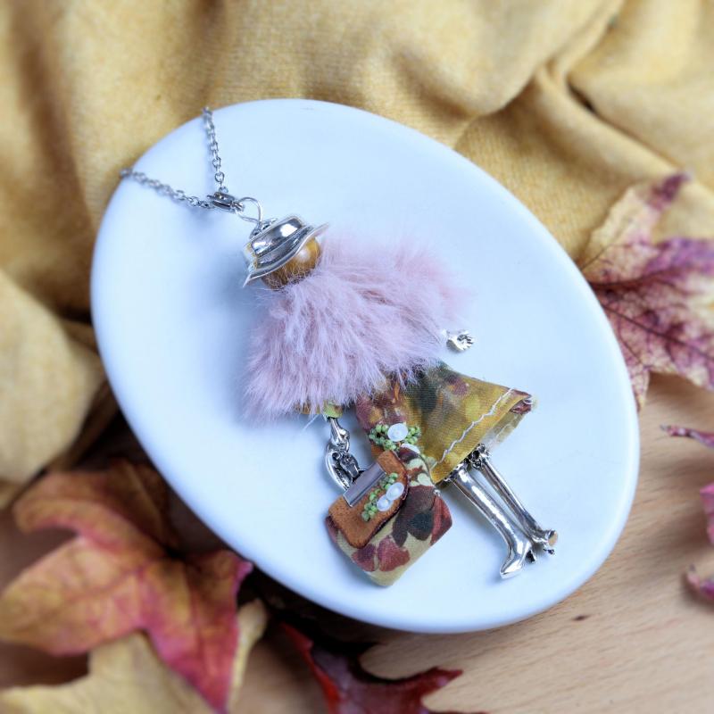 Collier pierre naturelle femme, pendentif poupée en œil de tigre avec cache-épaules en fausse fourrure vieux rose