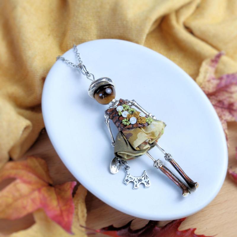 Collier protection femme : pendentif poupée Ombeline en œil de tigre, cousu et brodé main en France