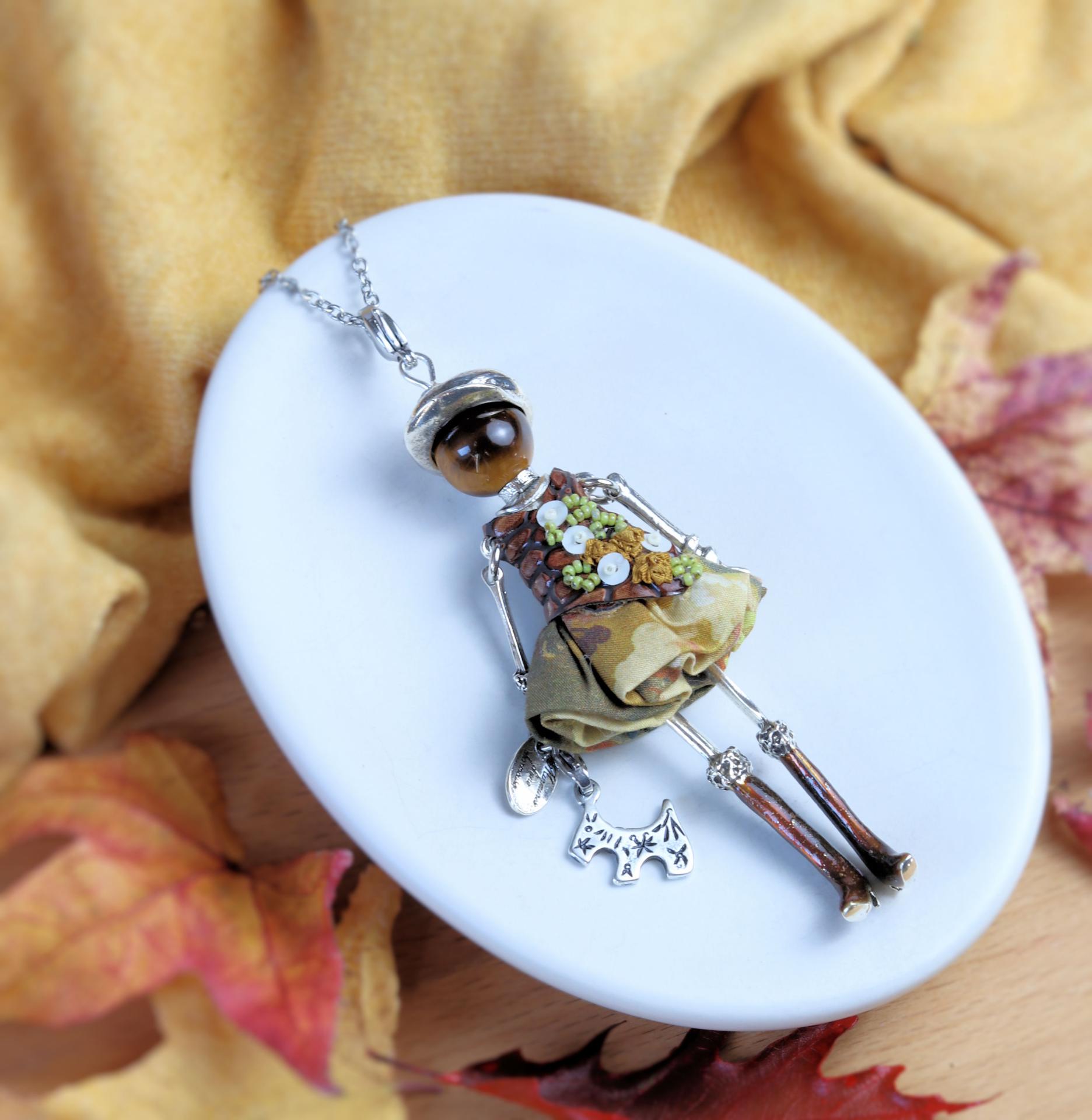 Collier protection femme : pendentif poupée Ombeline en œil de tigre, cousu et brodé main en France