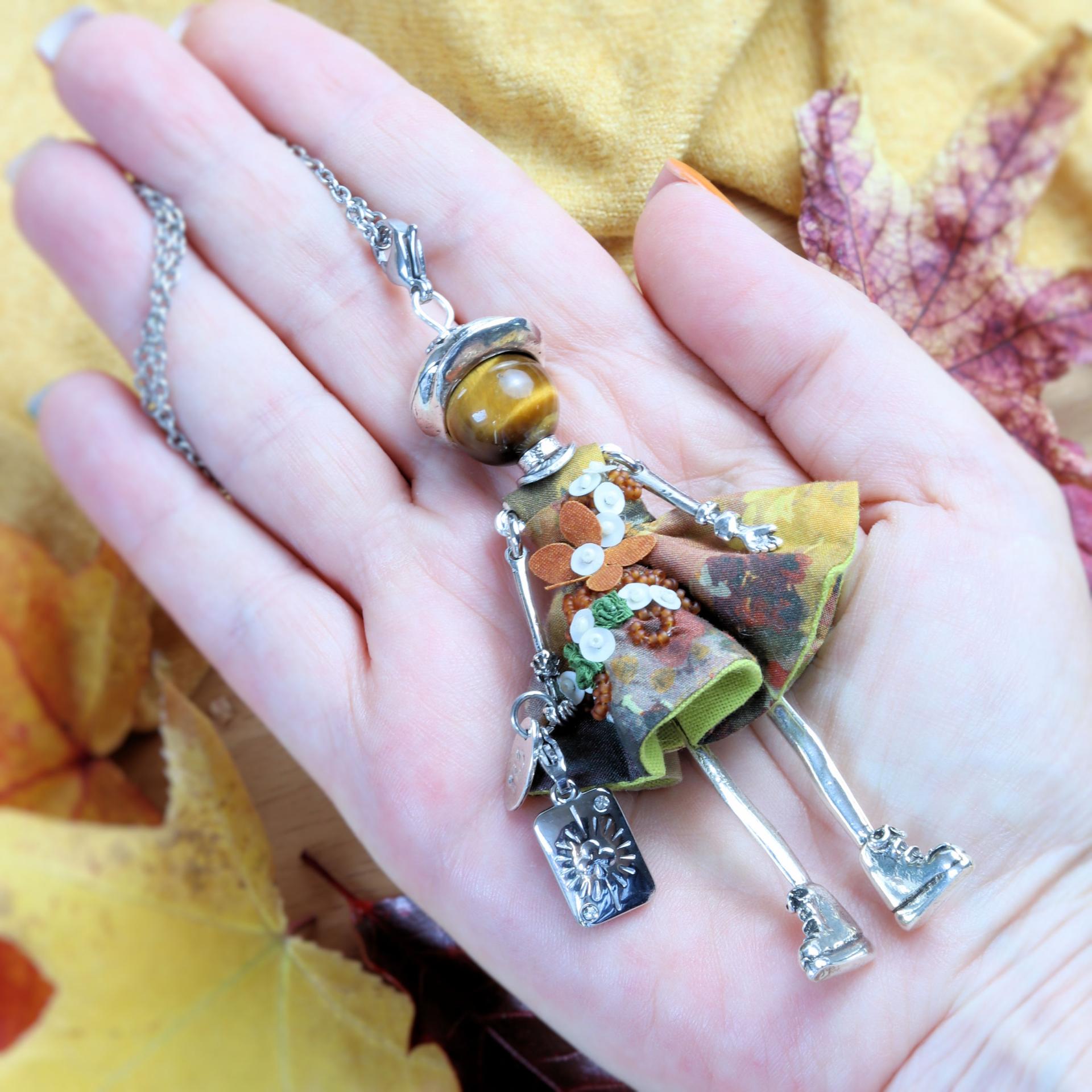 Pendentif poupée articulée fait main en France, robe aux couleurs d'automne
