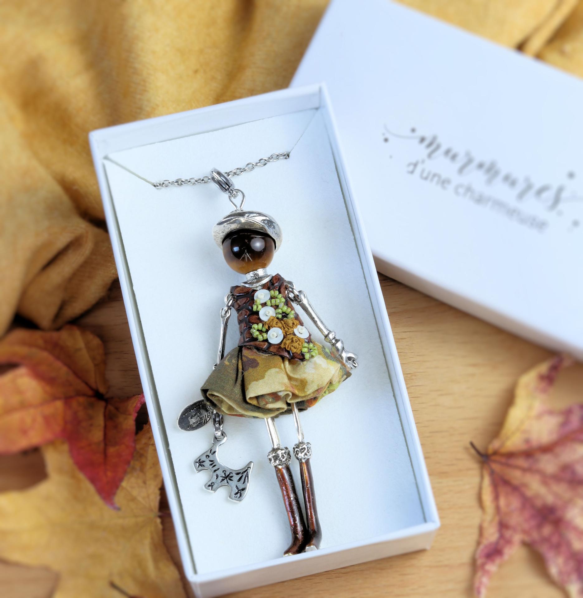 Pendentif poupée articulée Ombeline, tenue d'automne brune et kaki
