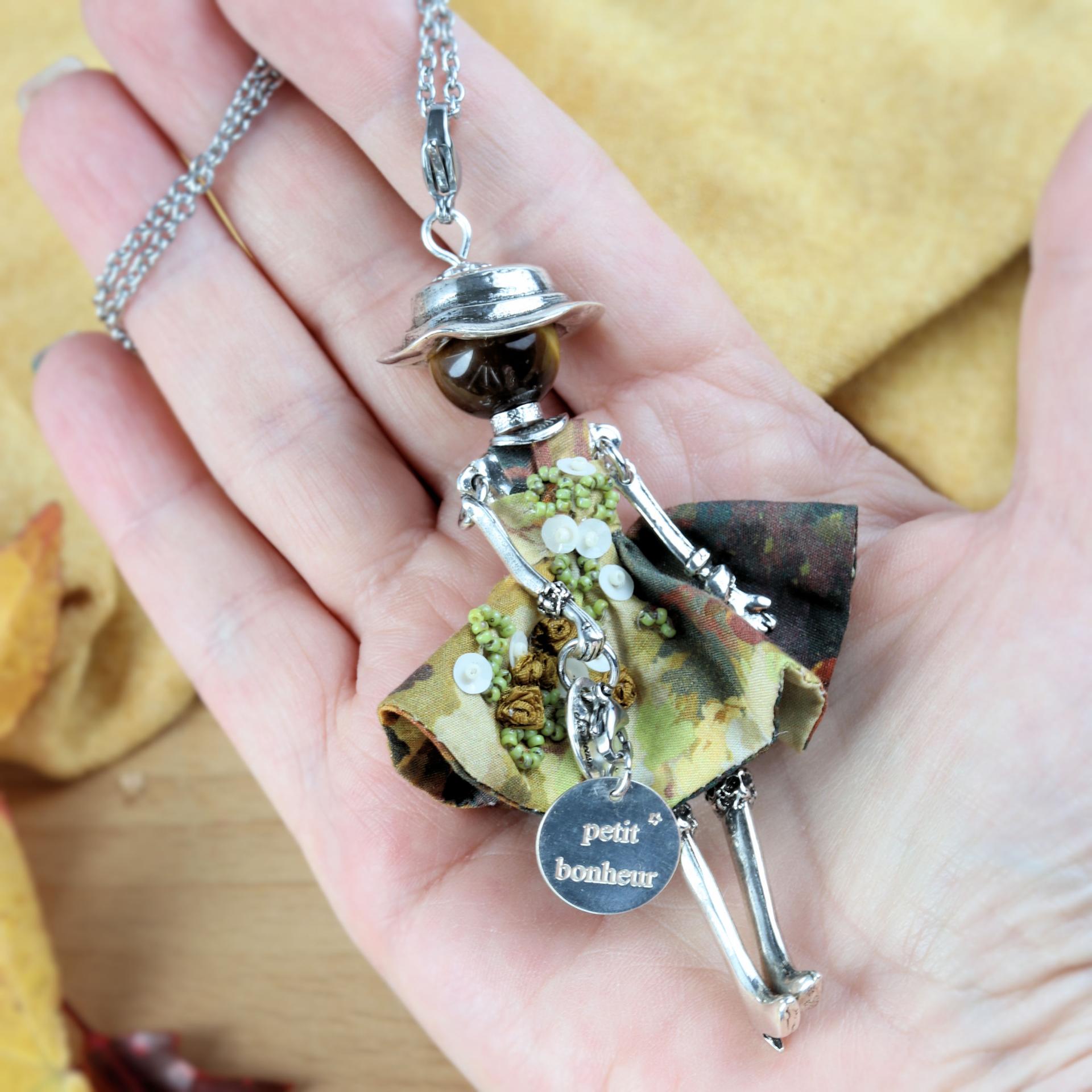Taille du pendentif poupée bohème Ambre : 10 cm de hauteur, à peine 29 g