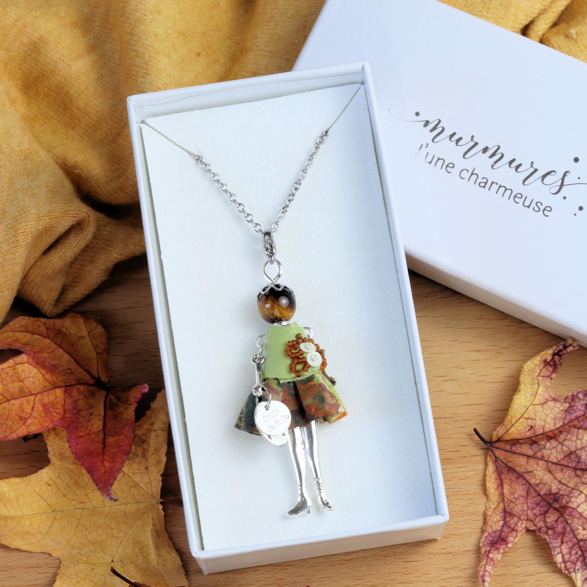 Pendentif poupée œil de tigre dans son coffret blanc Murmures d'une Charmeuse