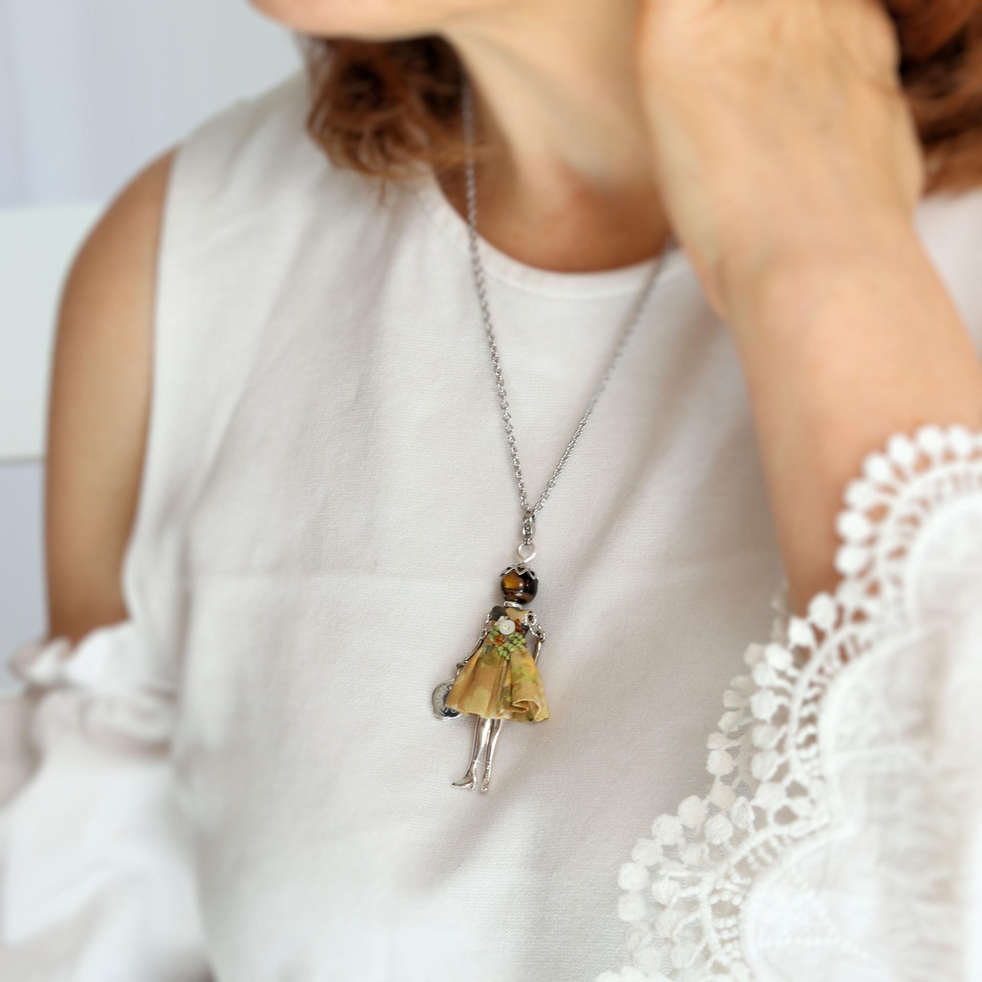 Bijou artisanal fait main en France dans son coffret blanc Murmures d'une Charmeuse